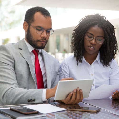 Professionnels en échange illustrant la proposition de valeur de Cogesto Consulting